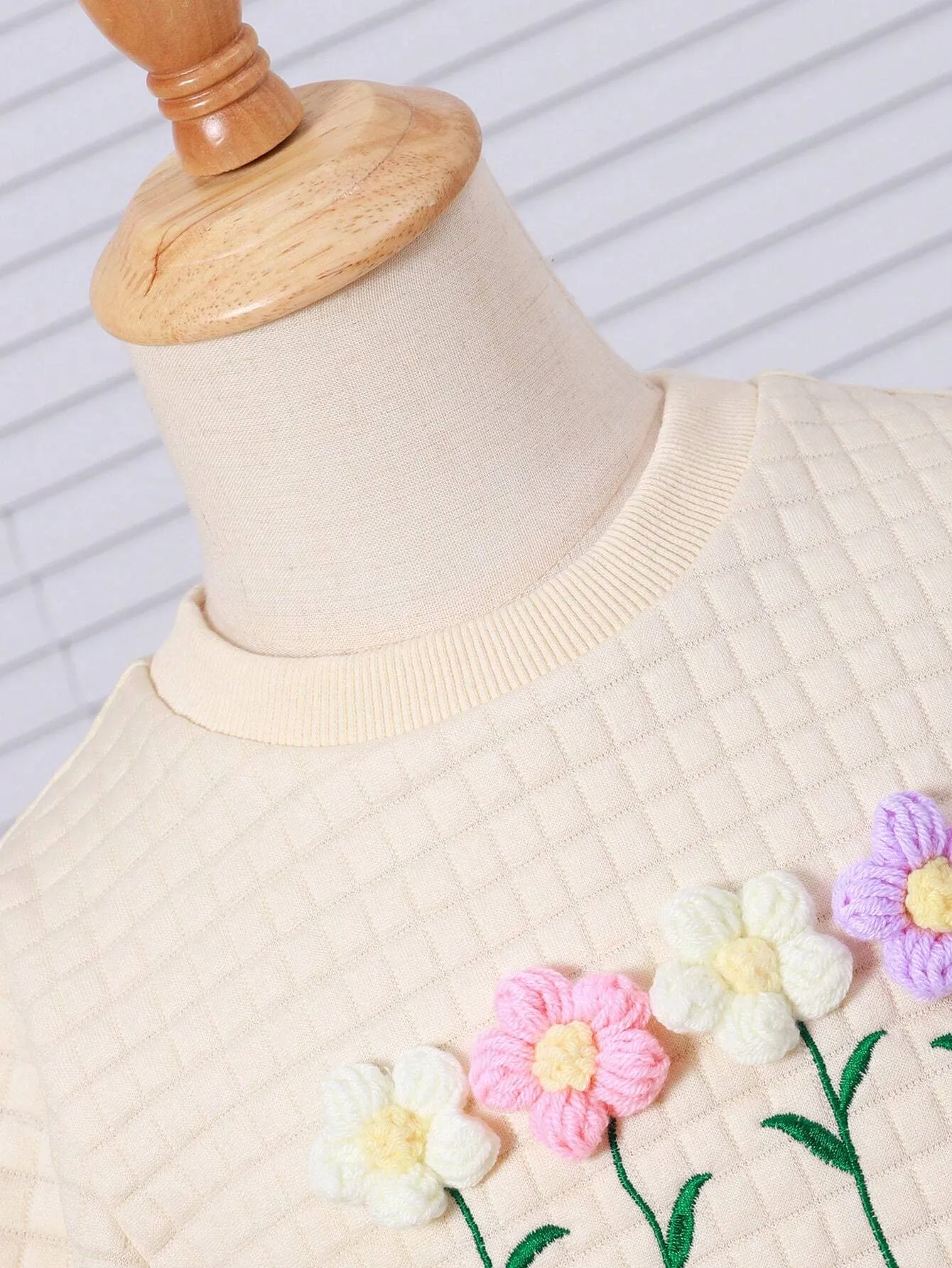2pcs Girls Plaid Textured Crew Neck Long Sleeve Dress With Floral Decor   Hat, Casual & Cute Set