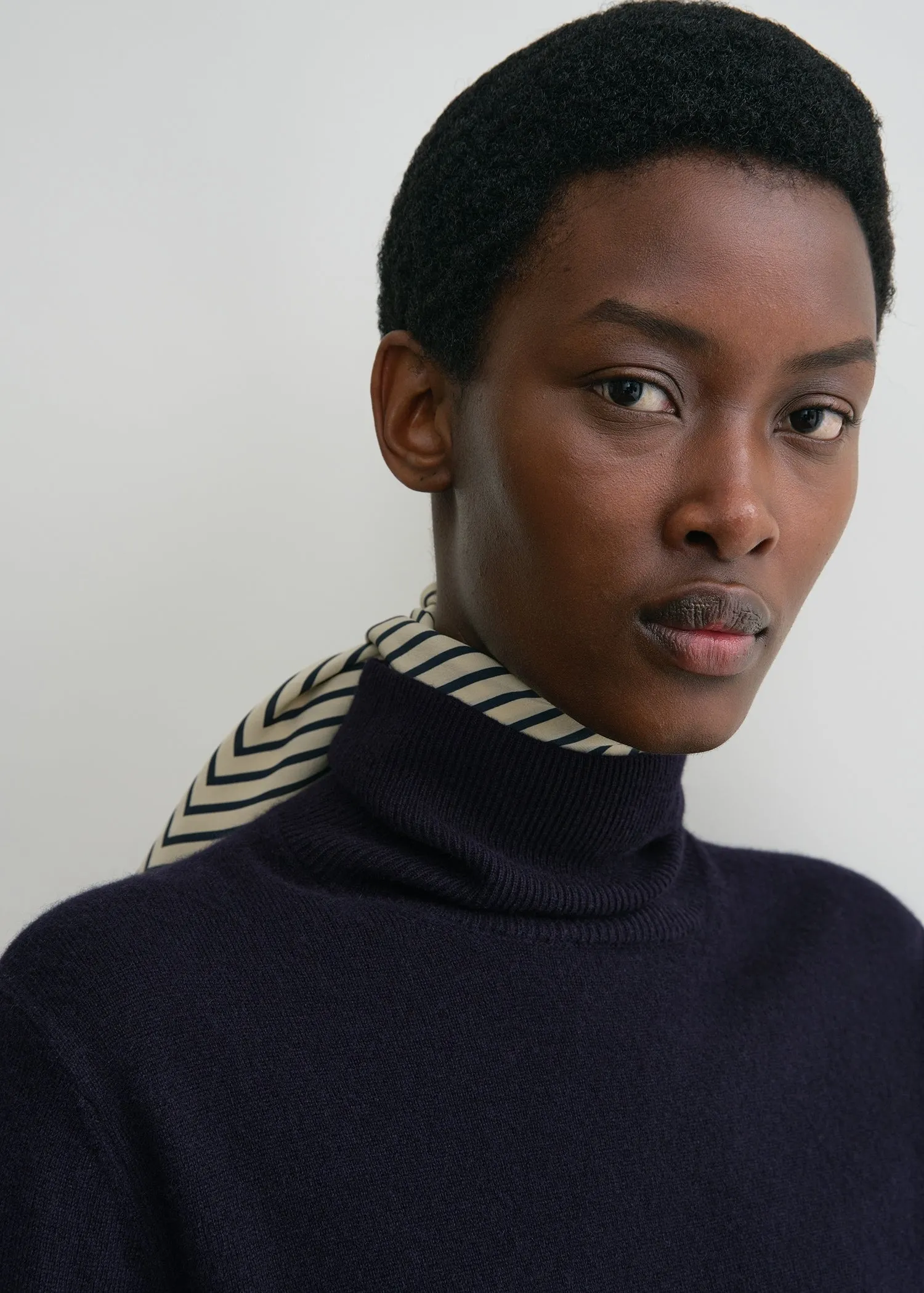 Signature monogram silk scarf crème